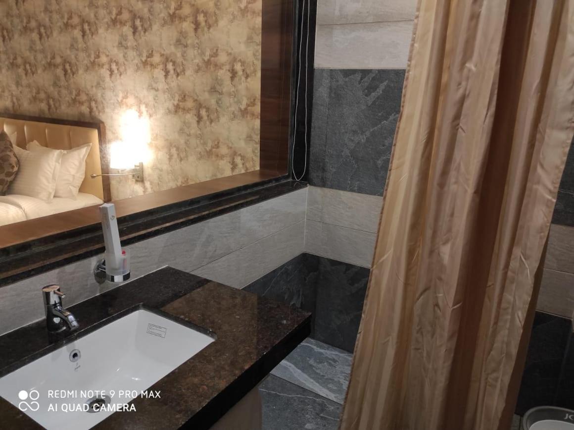 Hotel Shlok Kolhapur Esterno foto